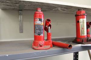 lot 90 image: Torin Big Red Jacks Hydraulic Bottle Jack 2-Ton