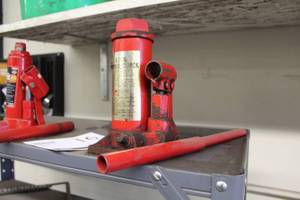 lot 91 image: Hydraulic Bottle Jack 4-Ton