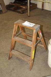 lot 220 image: Wood Step Ladder 2