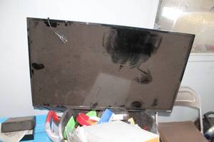 lot 267 image: Vizio Flat Screen TV 39  with Remote Control