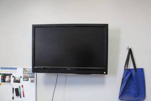 lot 266 image: Vizio Flat Screen TV 32  with Remote Control
