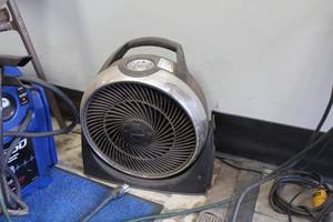 lot 274 image: Honeywell Table Fan
