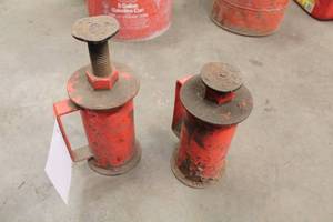 lot 152 image: Lot of (2) Bottle Jacks