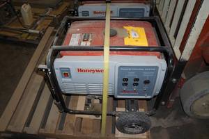 lot 6 image: Honeywell 4000W 242cc Gas Generator