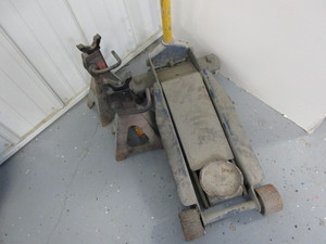 lot 219 image: Floor Jack, Jack Stands