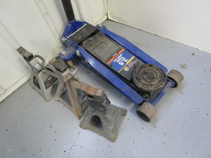 lot 224 image: Floor Jack, Jack Stands