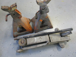 lot 244 image: Floor Jack, Jack Stands