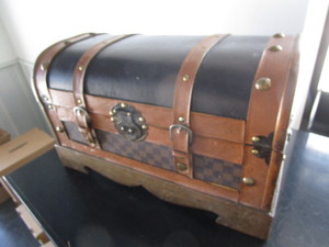 lot 279 image: Small Trunk
