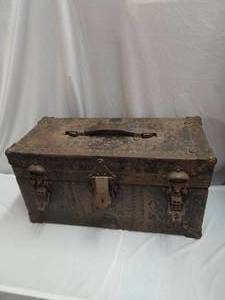 lot 49 image: Old Toolbox