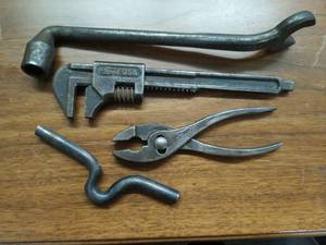 lot 50 image: Four Ford Tools