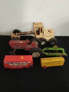 lot 32 image: Collection of Vintage Toys