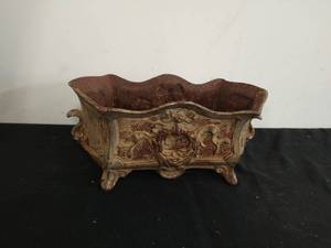 lot 14 image: Antique Cast Iron Planter