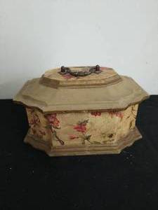 lot 75 image: Lidded Box