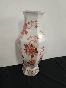 lot 87 image: Large Japanese Vase