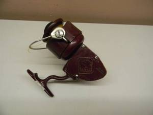 lot 15 image: VINTAGE SHAKESPEARE SEA WONDER 2081 EC SPINNING REEL - MADE IN U.S.A. - AWESOME PIECE - SEE PICTURES