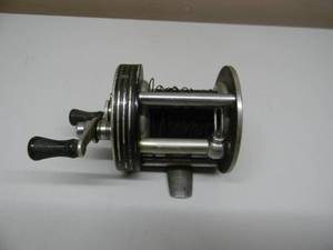 lot 22 image: VINTAGE ZEBCO STREAMLITE MODEL 310 BAITCASTER REEL - GREAT PIECE - SEE PICTURES