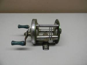lot 23 image: VINTAGE MADE IN U.S.A. LEVELWIND BAITCASTER REEL WITH ENGRAVED SIDE FISH - VERY COOL OLD SCHOOL REEL - SEE PICTURES