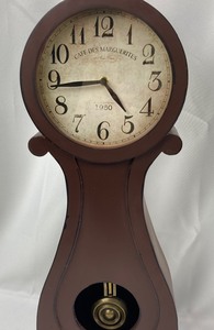 lot 15 image: Lovely Wood Mantle Clock with Pendulum Cafe Des Marguerites