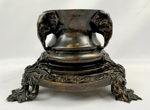 lot 90 image: Dark Metal 3-Footed Pedestal Stand - 6.5 Tall - Elephant Motif