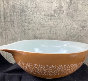 lot 31 image: Vintage Pyrex 444 Cinderella Bowl - Woodland Brown Leaves Design- 4qt