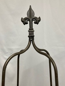 lot 32 image: 5.6 Feet Tall Elegant Metal Plant Stand