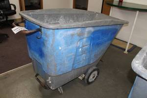 lot 709 image: Toter Plastic Dump Cart