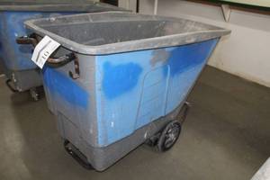 lot 710 image: Toter Plastic Dump Cart