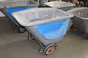 lot 712 image: Toter Work Saver Tilt Truck Plastic Dump Cart UT-005