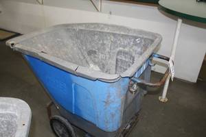 lot 711 image: Toter Work Saver Tilt Truck Plastic Dump Cart UT-005