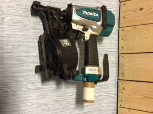 Makita 15 Degree 1-34 in. Pneumatic Coil Roofing Nailer Customer Returns See Pictures
