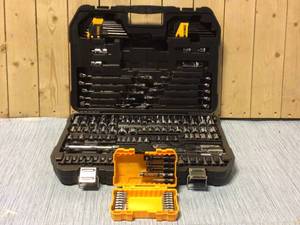 DEWALT 14 in. x 38 in. Drive Polished Chrome Mechanics Tool Set (142-Piece) Customer Returns See Pictures