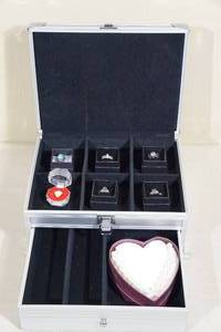lot 39 image: Metal Jewelry Box with Jewelry