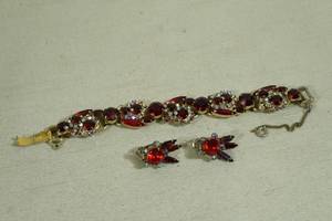 lot 35 image: Costume Jewelry Earring and Bracelet Set