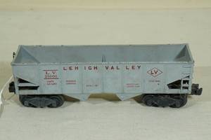lot 56 image: Lionel 25000 O Gauge Hopper Car - Post War