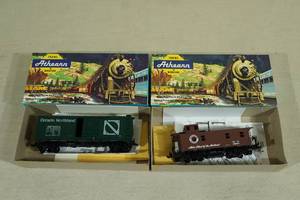 lot 68 image: 2 Athearn HO Gauge Train Cars - Northern Pacific, Ontario