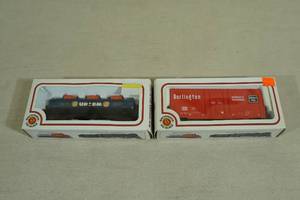 lot 65 image: 2 Bachmann HO Gauge Train Cars - Union, Burlington
