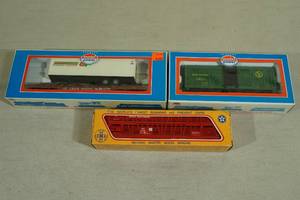 lot 70 image: 3 HO Gauge Train Cars - Mehano, Model Power