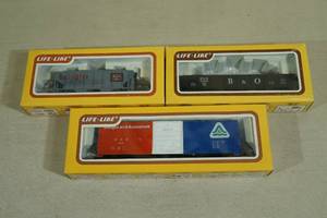 lot 71 image: 3 Life-Like HO Gauge Train Cars - Burlington, B&O, Bangor