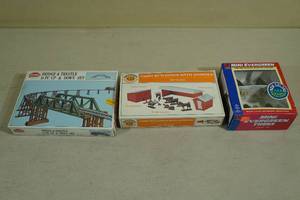 lot 72 image: HO Gauge Train Set Accessories - Bachmann, Model Power, Life Like