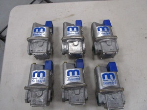 (6) Maxitrol Gas Regulators