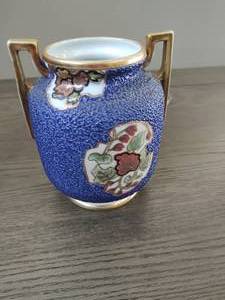 lot 31 image: Hand Painted Japanese Vase