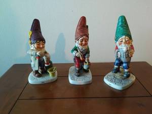 lot 107 image: Three Hummels