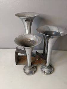 lot 50 image: Vintage 4 Trumpet Train Horn - A