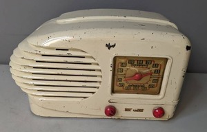 lot 52 image: Musicaire Art Deco Streamlined Styled Tube Radio - A