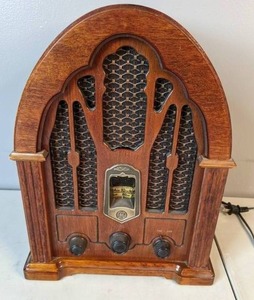 lot 40 image: GE Wood Cathedral AMFM Radio Replica - A