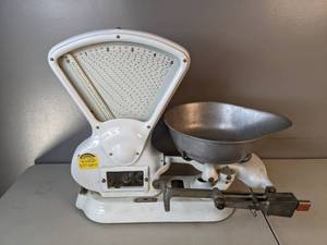 lot 42 image: Vintage Toledo No Springs Honest Weight Scale - A