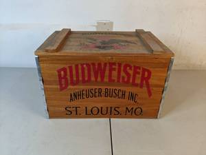 lot 82 image: Vintage Anheuser-Busch Budweiser Wooden Crate - A