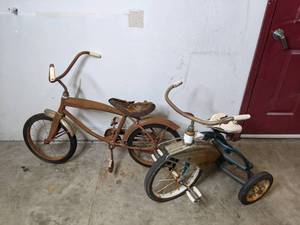 lot 71 image: Vintage Childrens Bicycle and Tricycle - A