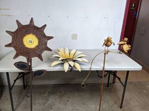 lot 204 image: Metal Garden Decor Flower and Birds - A
