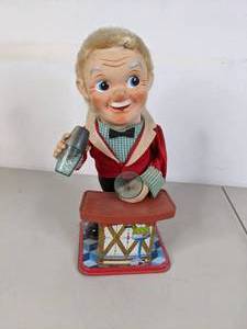 lot 206 image: Vintage 1950s Charlie Weaver Bartender Figurine - A